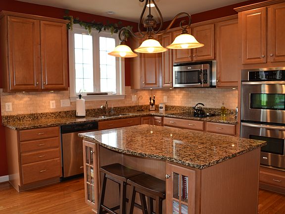 Gourmet Kitchen with undercabinet lighting