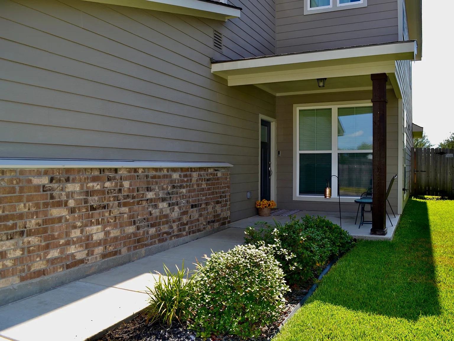 4 bed, 2100 sqft, $2,695 — Photo 3