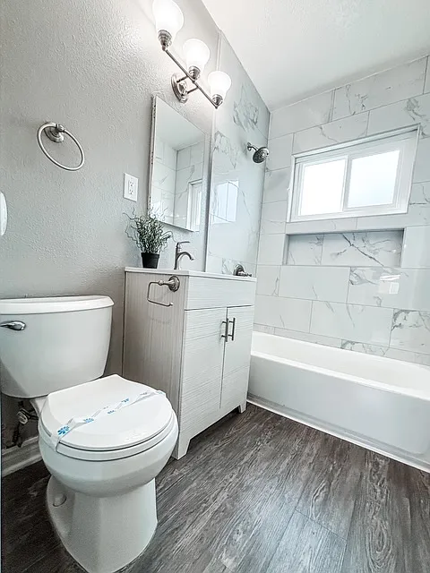 Maureen Court/Mirawood Apartments — Photo 4
