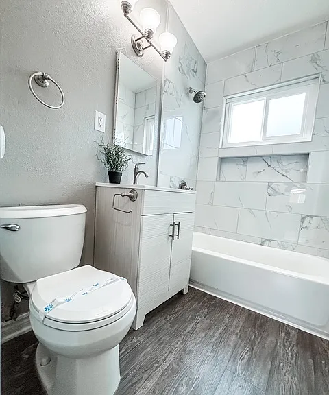 Maureen Court/Mirawood Apartments — Photo 4