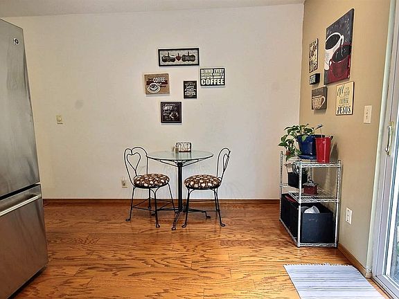 5th image of 1022 Cedar Point Cir