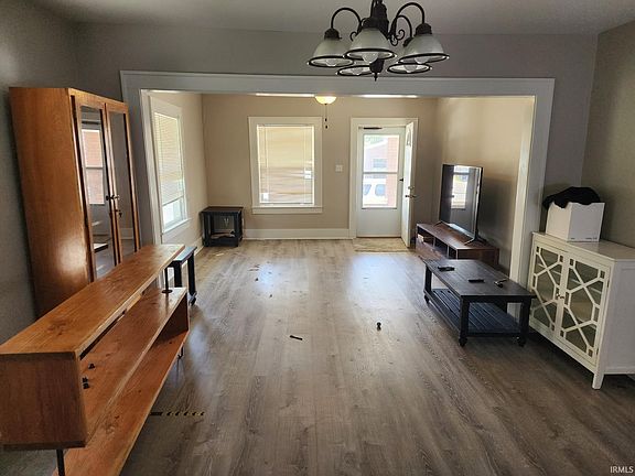 4th image of 633 Burlington Ave