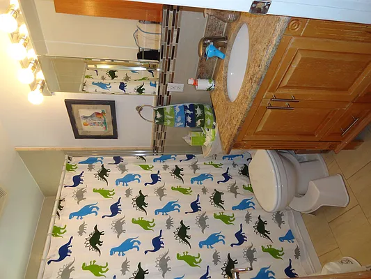 Rented by Halvatzis Realty | media 26