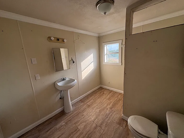 UPSTAIRS BATHROOM