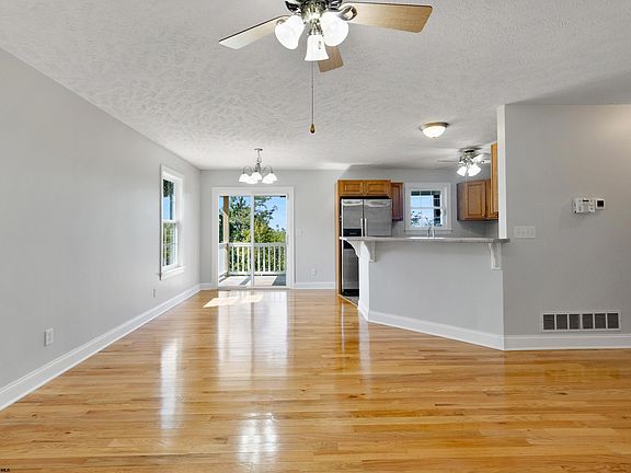 5th image of 408 Eastgate Dr