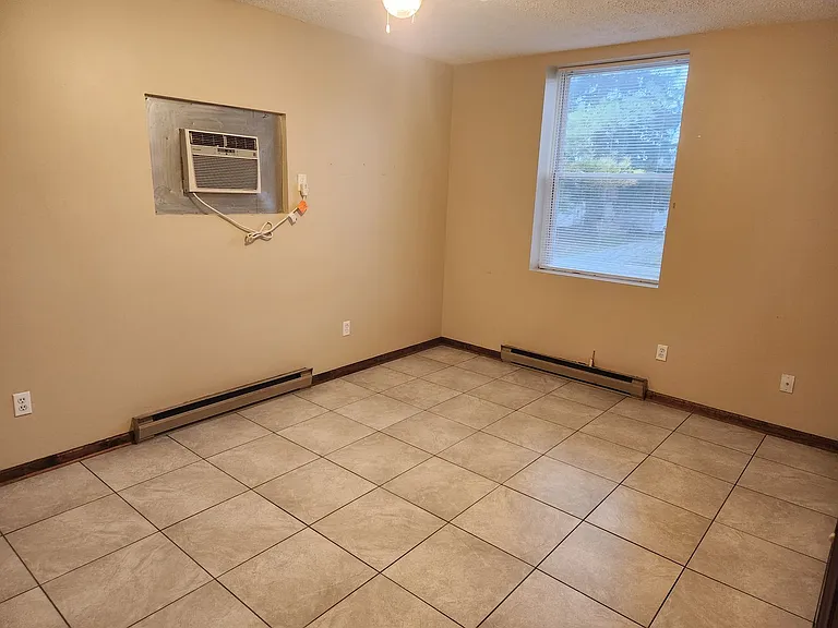 212 W East St — Photo 4
