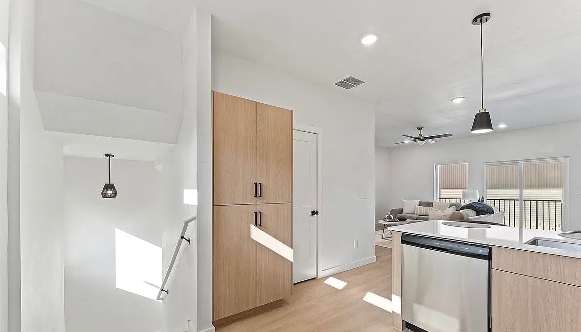 1443 W Hendon St — Photo 1