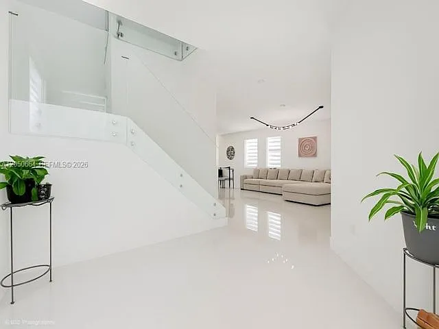 4 bed, 3.0 bath, 2160 sqft, $3,900 — Photo 2