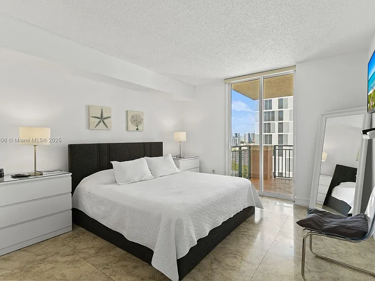 17555 Atlantic Blvd #Penthouse 7 — Photo 10
