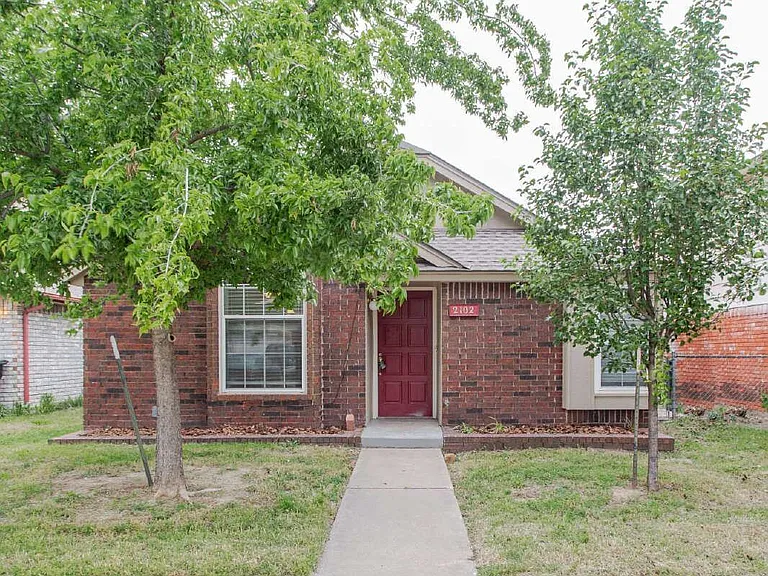 2102 Briarcliff Dr — Photo 2