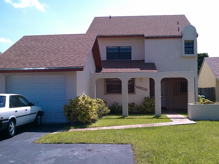 SW 104th Ct — Photo 1
