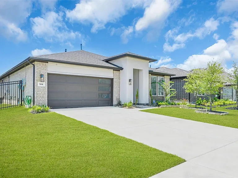 144 Aurora Springs Dr — Photo 2