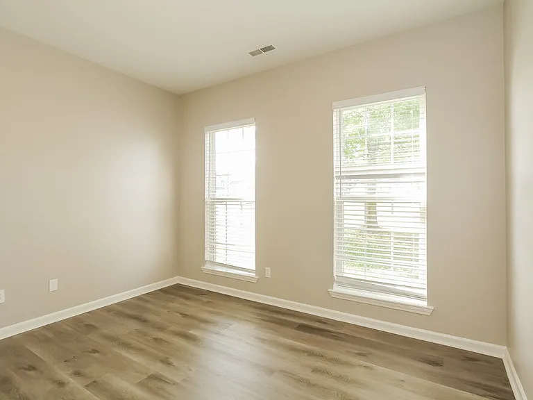 8704 Rozumny Dr — Photo 13