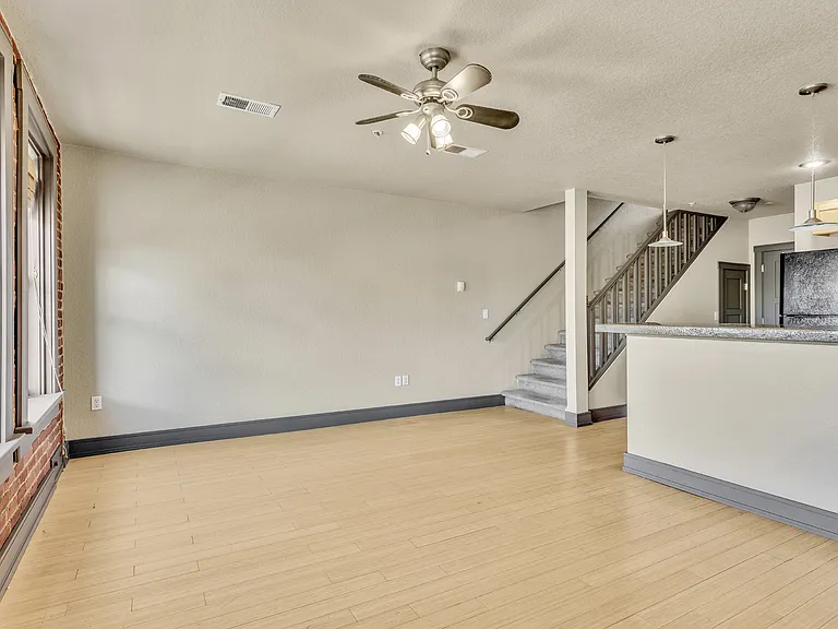 232 N Broadway #10 — Photo 7
