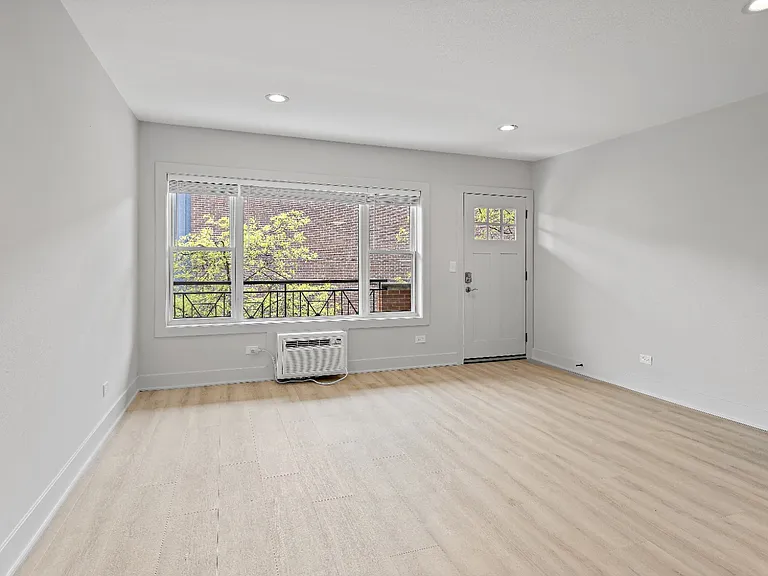 5616 N Washtenaw Ave #202 — Photo 4