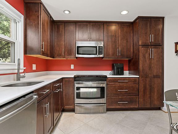 5th image of 6182 Hardy Dr