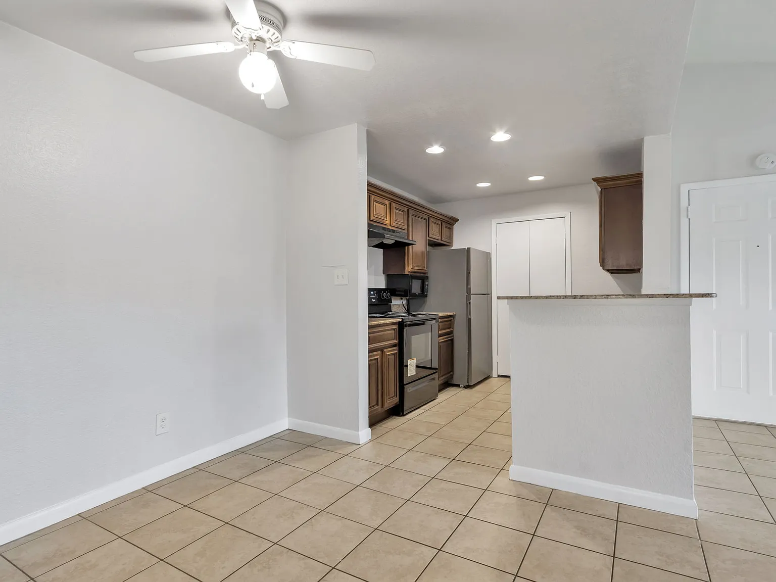 Great 2 bedrooms located in the beautiful community — Photo 4