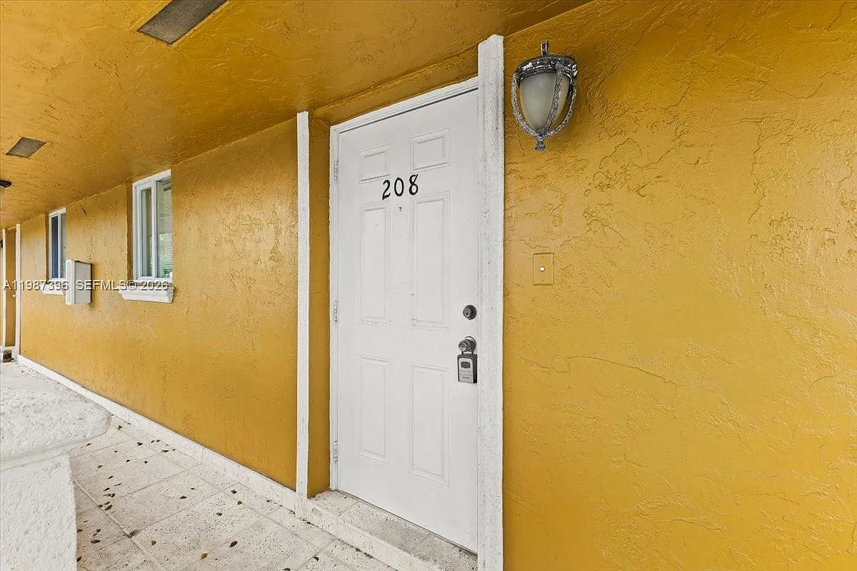Building Photo - 2323 Van Buren St #208