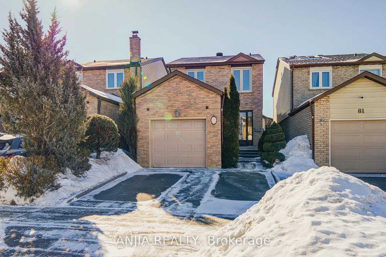 83 McClintock Cres photo 1