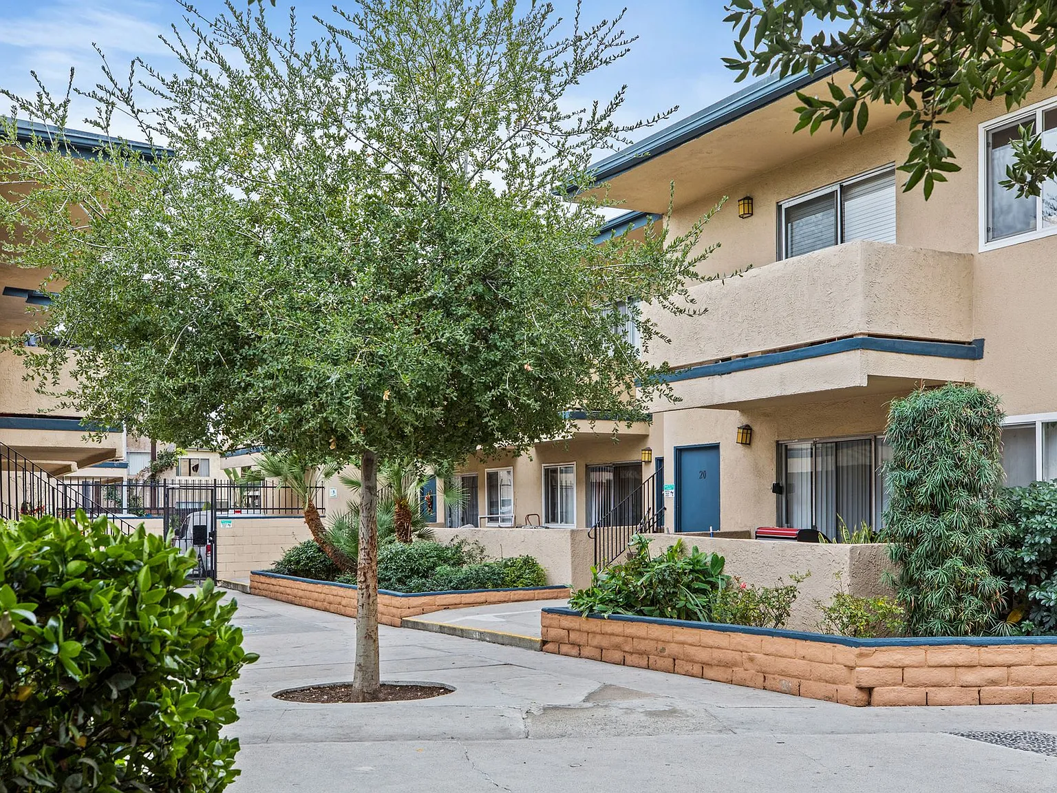 Tarzana Court Apartments — Photo 4