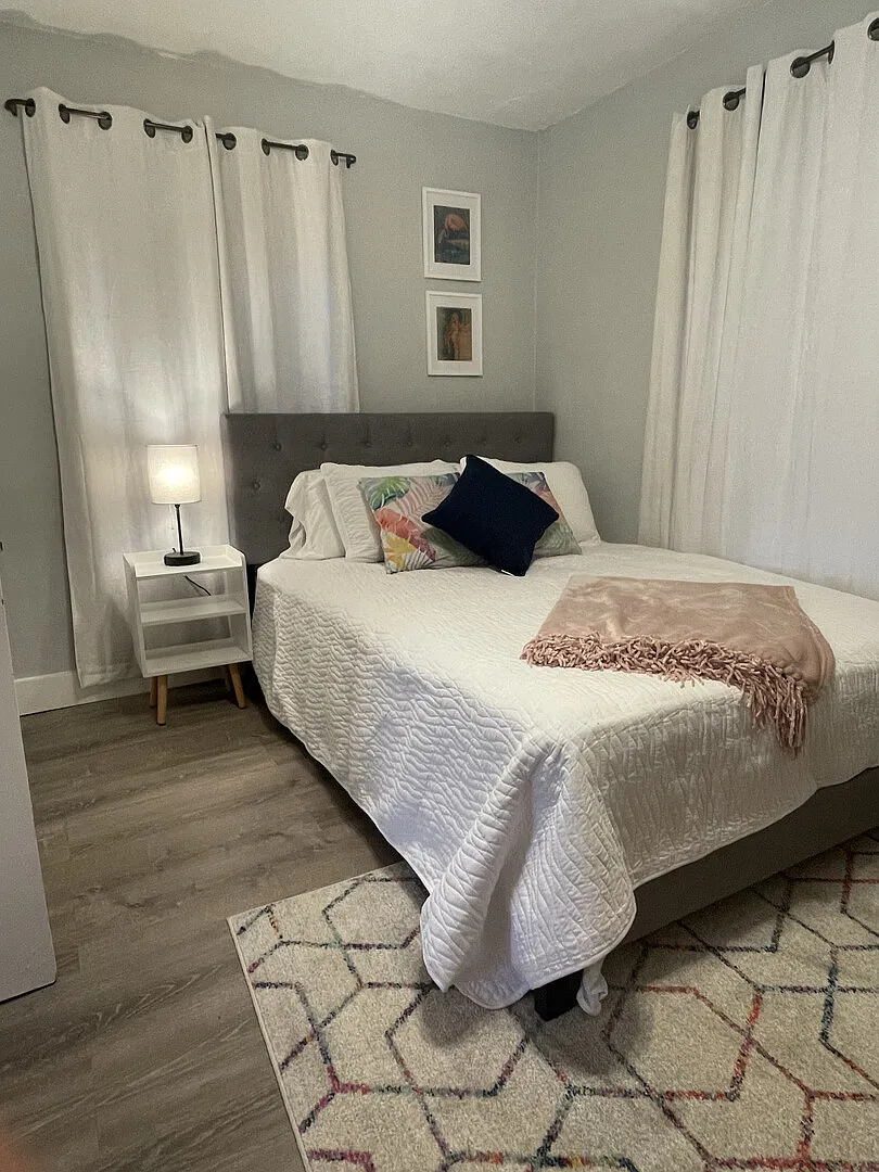 Quaint 2/1 South St. Pete Bungalow — Photo 4