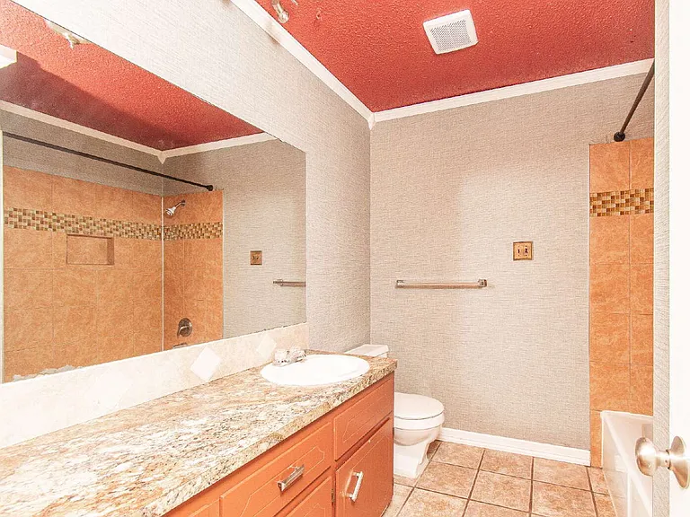 2001 Eisenhower Dr — Photo 10