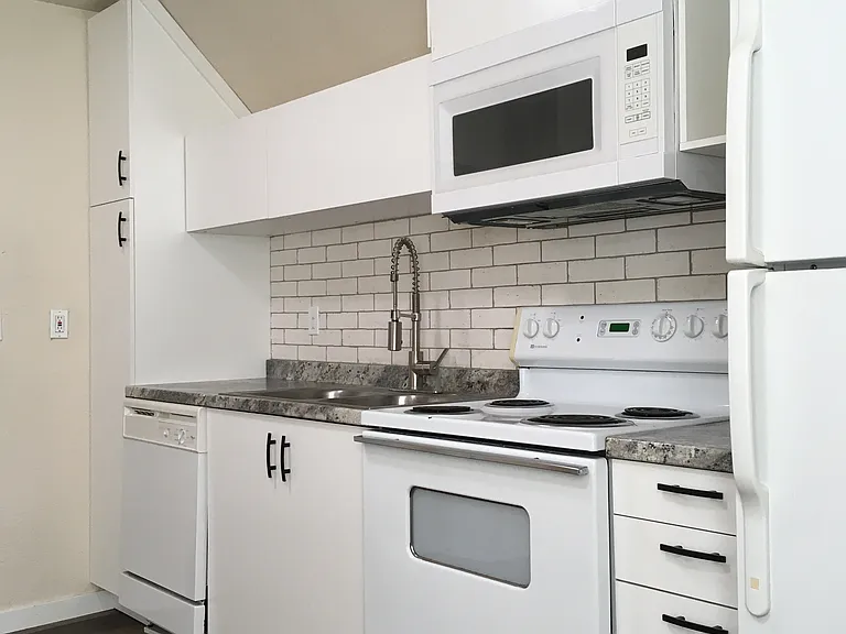 106 1st Ave NE #1/2 — Photo 3