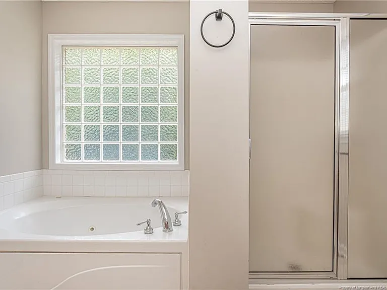 402 Roundtree Dr — Photo 25