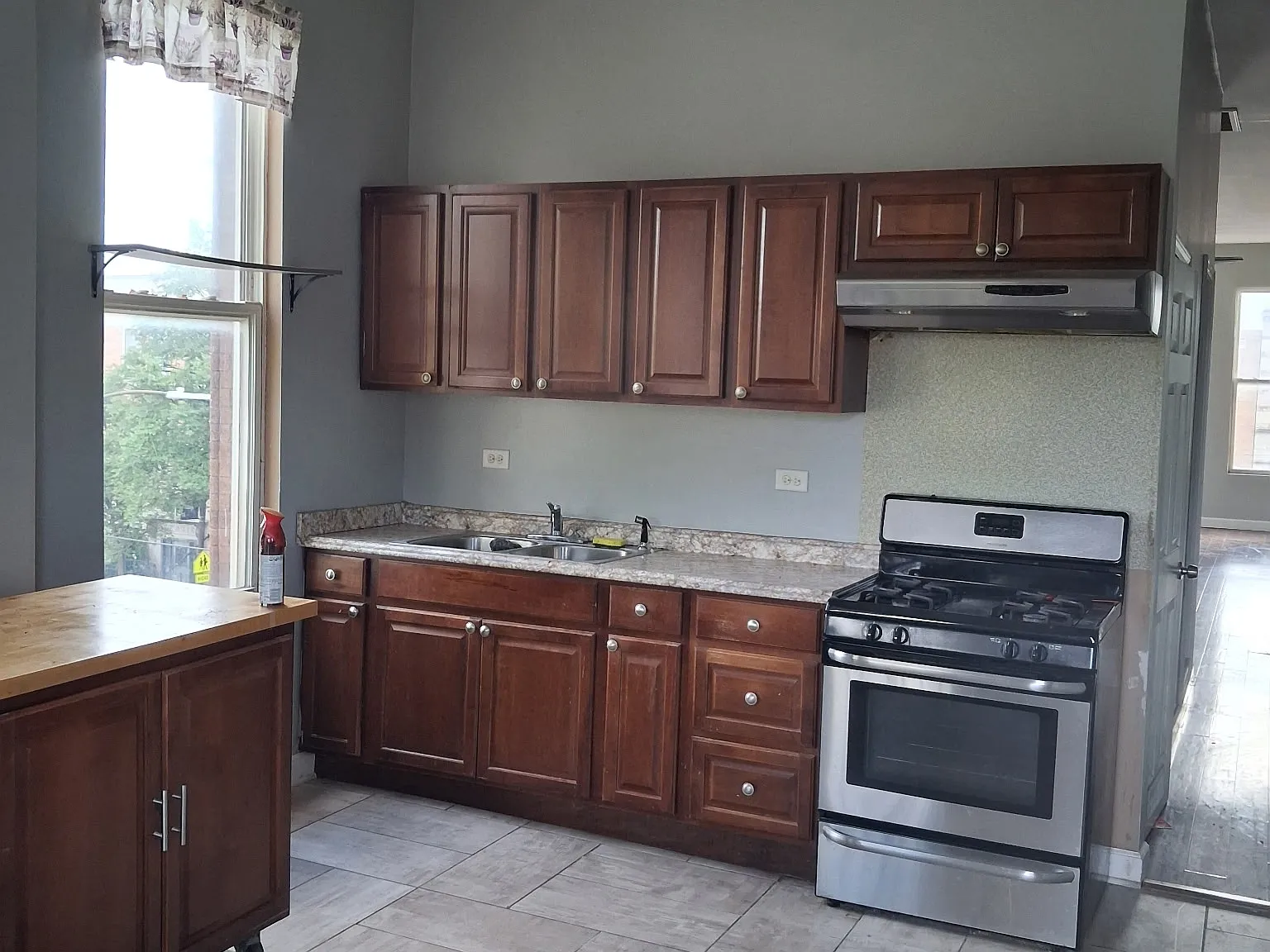 3 bed, $1,600 — Photo 1