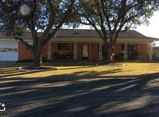 102 Baumgarten St, Schulenburg, TX 78956
