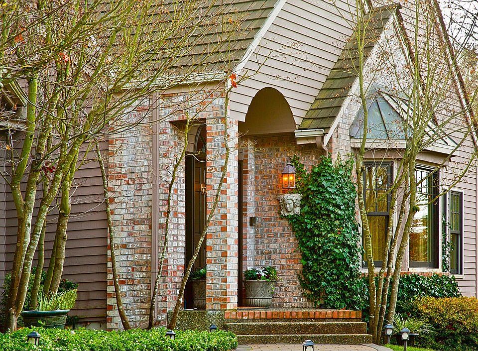 Welcoming Traditional in the heart of Mercer Island.  4 Bedrooms, 3.25 Bath