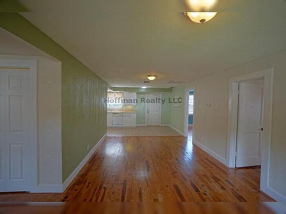 5th image of 810 W Woodlawn Ave