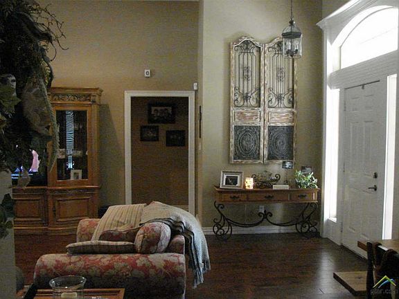2nd image of 206 N Lexington Dr
