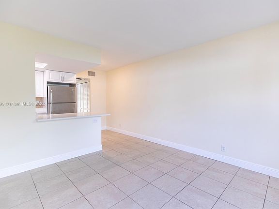 4th image of 331 SE 19th Ave APT 4