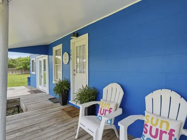 308 S 6th St, Rockport, TX 78382