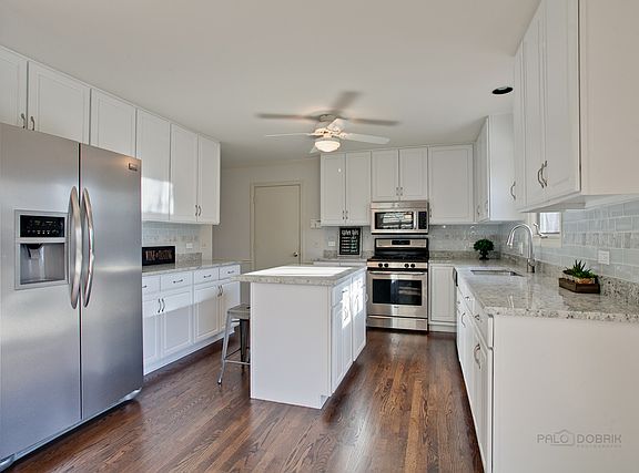 4th image of 590 Lexington Sq E