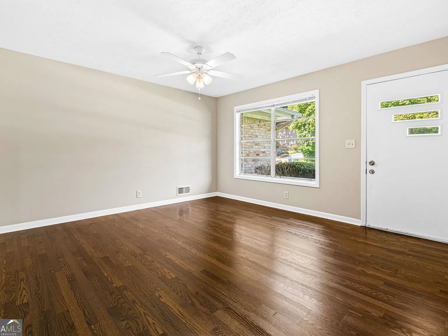 3 bed, 2.0 bath, 1587 sqft, $1,595 — Photo 2