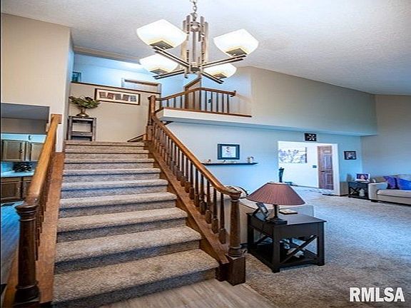 3rd image of 1016 W Donahue Ct