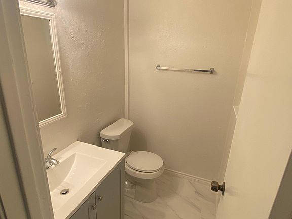 3rd image of 1021 Manitoba Dr
