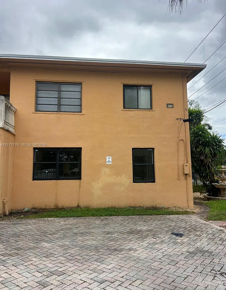 South Miami Villas Condo — Photo 2