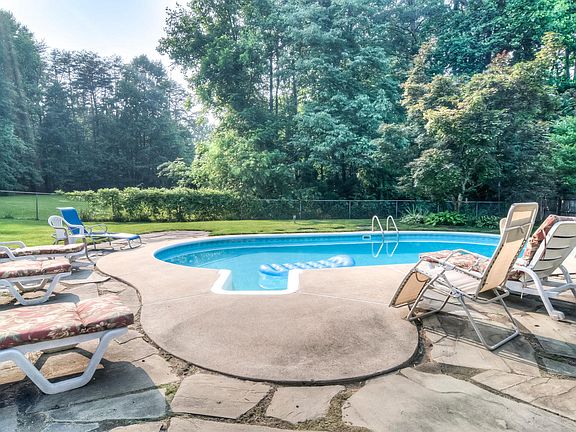 5th image of 100 Plantation Ln