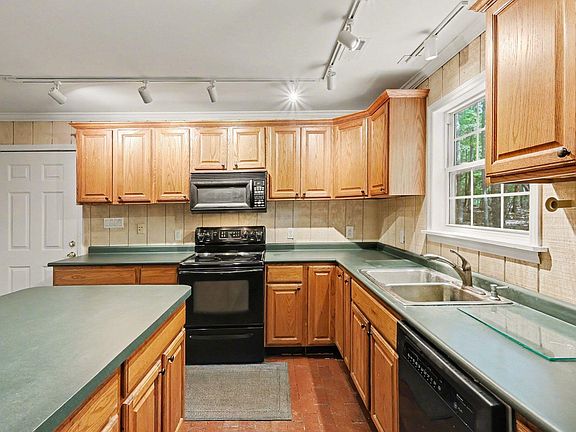 5th image of 1021 Pebblebrook Dr