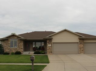 1014 N Shore Dr, Hastings, NE 68901