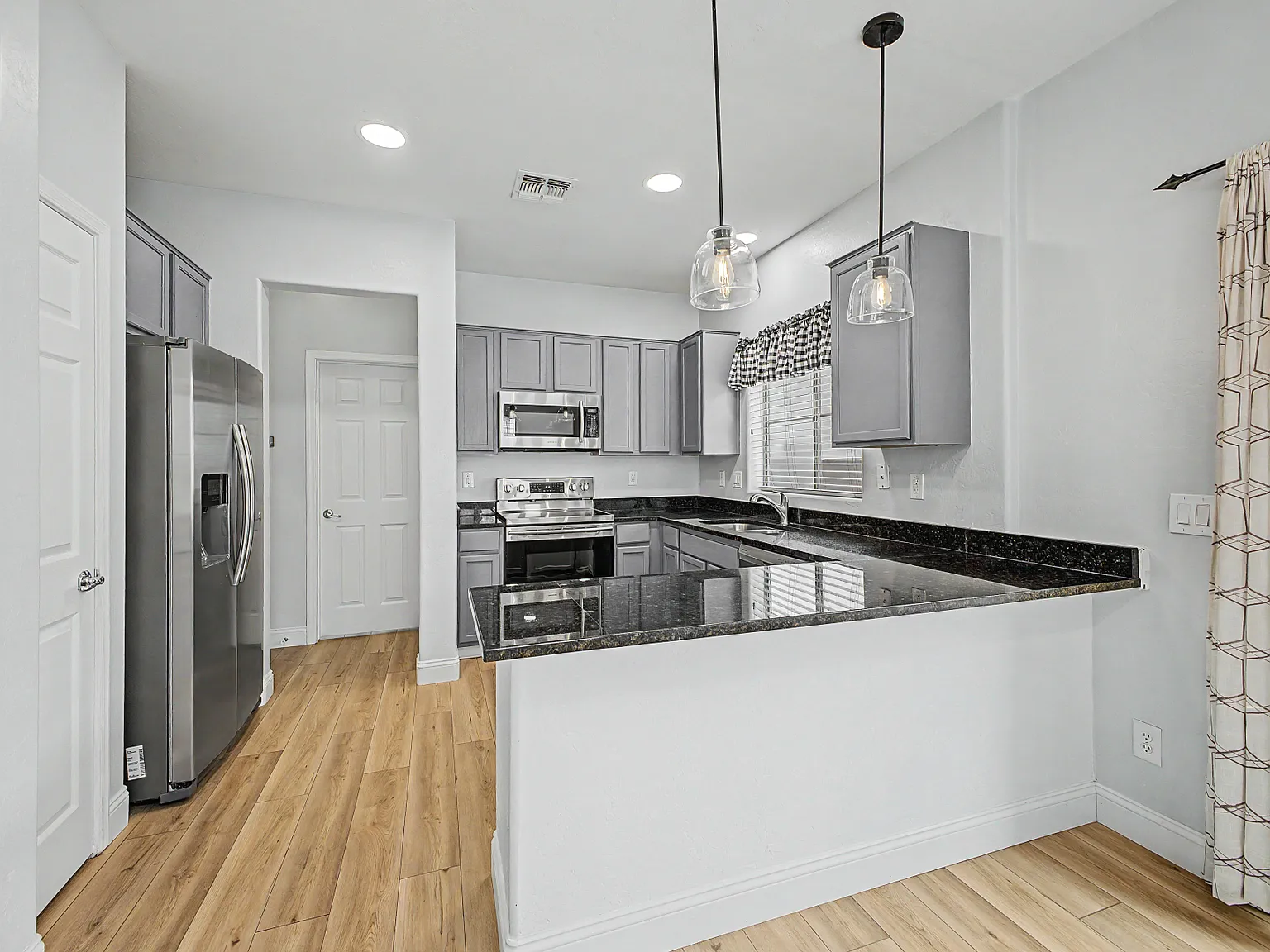 3 bed, 1375 sqft, $2,100 — Photo 1