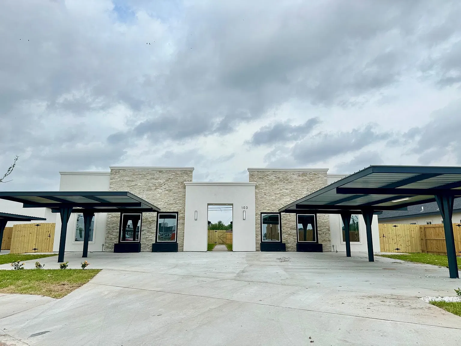 2 bed, 950 sqft, $1,350 — Photo 1