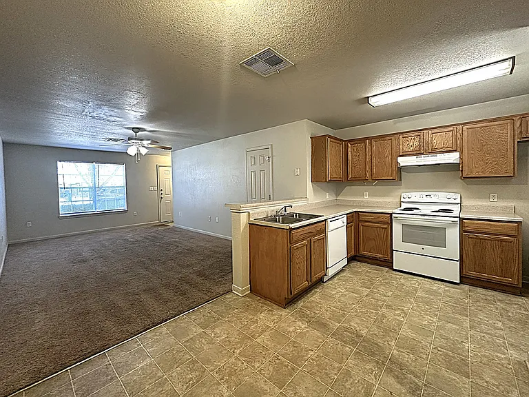 402 Veterans Ave #C — Photo 4