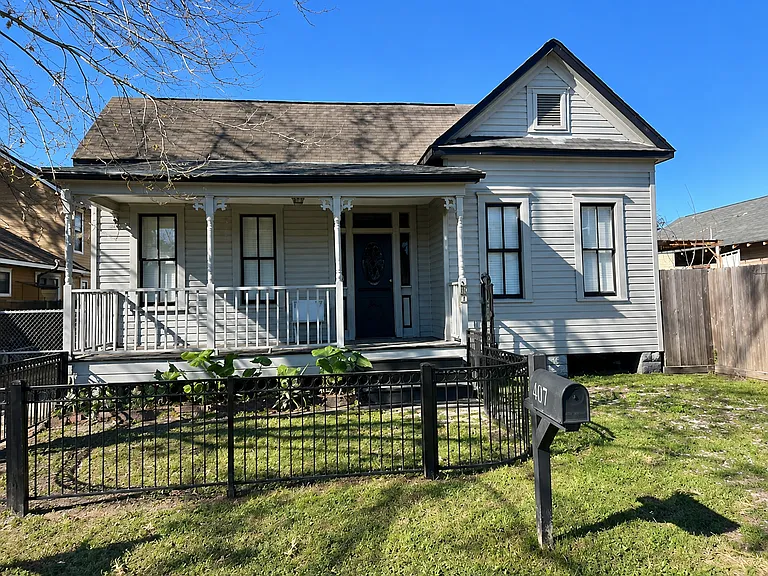 407 Walton St — Photo 1
