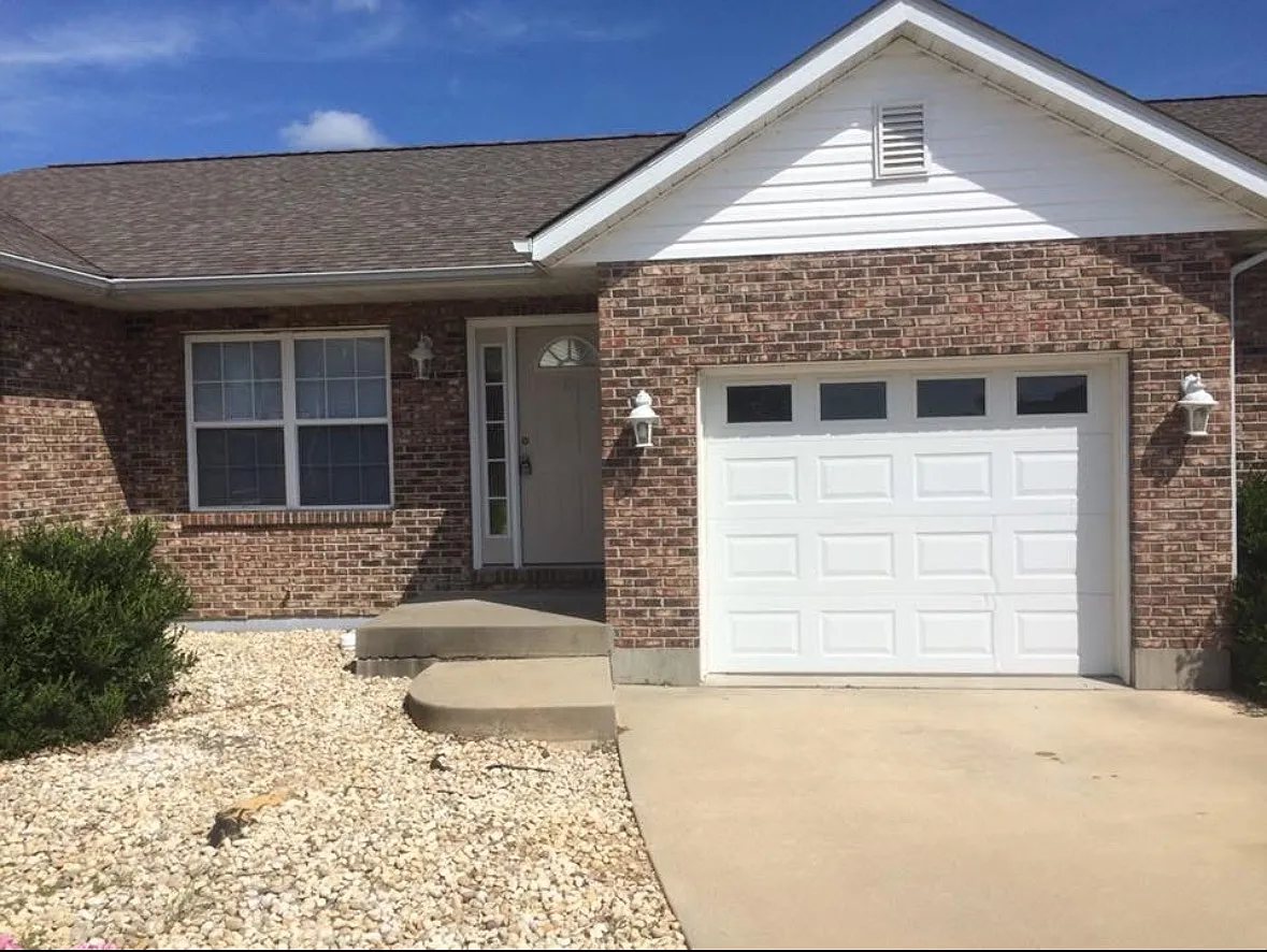 2 bed, 950 sqft, $1,200 — Photo 1
