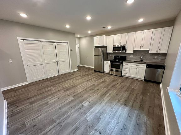 5th image of 1636-54 W Flora St #3C