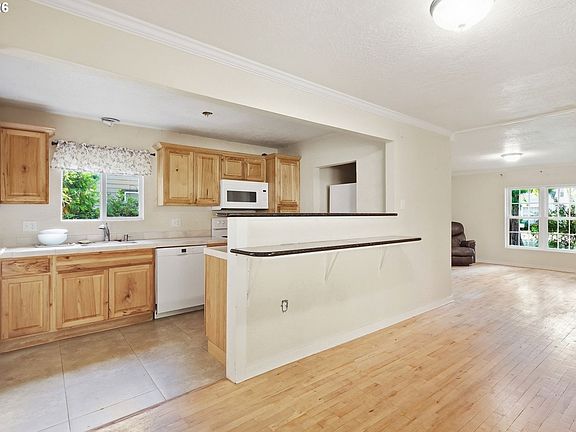 3rd image of 716 F St